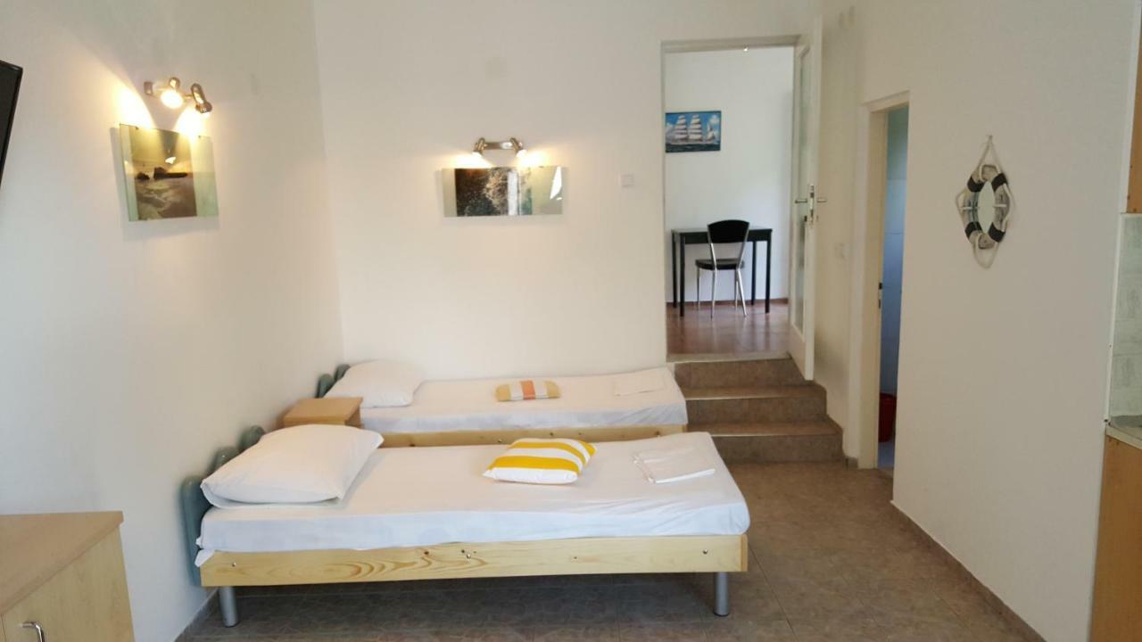 Apartment Viktor Sali Exteriör bild